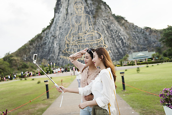 포토 JPG 주간 응시 여자 해외여행 여행 파타야 태국 휴가 서기 웃음 들기 상반신 20대 성인 야외 두명 옆모습 아웃포커스 친구 사진촬영 우정 한국인 사원 셀프카메라 셀카봉 황금절벽사원 성인여자만 국내포토 자연요소 해외 시선 아시아 뷰포인트 비즈니스 관계 모션 촬영기법 표정 사람 동양인 청년 촬영 여자만 성인만 파일형식