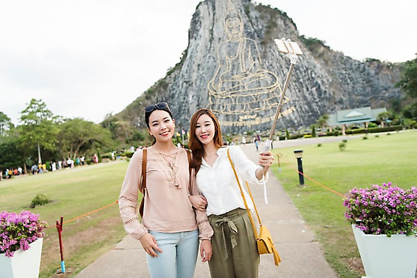 포토 JPG 주간 여자 해외여행 여행 파타야 태국 휴가 서기 웃음 들기 상반신 20대 성인 야외 두명 앞모습 친구 팔짱 사진촬영 우정 한국인 사원 셀프카메라 셀카봉 황금절벽사원 성인여자만 국내포토 자연요소 해외 아시아 뷰포인트 비즈니스 관계 모션 표정 사람 동양인 청년 촬영 여자만 성인만 파일형식