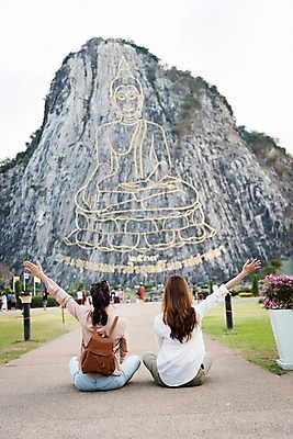 포토 JPG 주간 여자 해외여행 여행 파타야 태국 휴가 앉기 상반신 20대 성인 야외 두명 뒷모습 아웃포커스 친구 손들기 우정 한국인 사원 황금절벽사원 성인여자만 국내포토 자연요소 해외 아시아 뷰포인트 비즈니스 관계 모션 촬영기법 사람 동양인 청년 여자만 성인만 파일형식