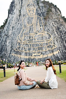포토 JPG 주간 여자 해외여행 여행 파타야 태국 휴가 웃음 앉기 상반신 20대 성인 야외 두명 옆모습 아웃포커스 친구 우정 한국인 사원 뒤돌아보기 황금절벽사원 성인여자만 국내포토 자연요소 해외 아시아 뷰포인트 비즈니스 관계 모션 촬영기법 표정 사람 동양인 청년 여자만 성인만 파일형식