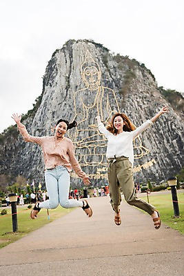 포토 JPG 주간 전신 여자 해외여행 여행 파타야 태국 휴가 웃음 20대 성인 야외 두명 앞모습 아웃포커스 친구 점프 우정 한국인 사원 황금절벽사원 성인여자만 국내포토 자연요소 해외 아시아 뷰포인트 비즈니스 관계 모션 촬영기법 표정 사람 동양인 청년 여자만 성인만 파일형식