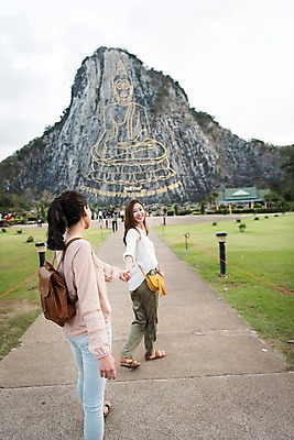 포토 JPG 주간 전신 응시 여자 해외여행 여행 파타야 태국 휴가 서기 웃음 20대 성인 야외 두명 옆모습 아웃포커스 친구 손잡기 우정 한국인 사원 황금절벽사원 성인여자만 국내포토 자연요소 해외 시선 아시아 뷰포인트 비즈니스 관계 모션 촬영기법 표정 사람 동양인 청년 여자만 성인만 파일형식