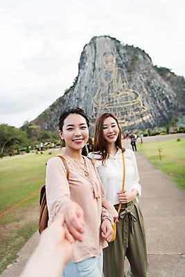 포토 JPG 주간 손 여자 해외여행 여행 파타야 태국 휴가 서기 웃음 상반신 20대 성인 야외 두명 앞모습 아웃포커스 신체부위 친구 손잡기 우정 한국인 사원 황금절벽사원 성인여자만 국내포토 자연요소 해외 아시아 뷰포인트 비즈니스 관계 모션 촬영기법 표정 사람 동양인 청년 여자만 성인만 파일형식