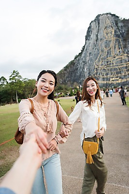 포토 JPG 주간 손 여자 해외여행 여행 파타야 태국 휴가 서기 웃음 상반신 20대 성인 야외 두명 앞모습 아웃포커스 신체부위 친구 팔짱 손잡기 우정 한국인 사원 황금절벽사원 성인여자만 국내포토 자연요소 해외 아시아 뷰포인트 비즈니스 관계 모션 촬영기법 표정 사람 동양인 청년 여자만 성인만 파일형식