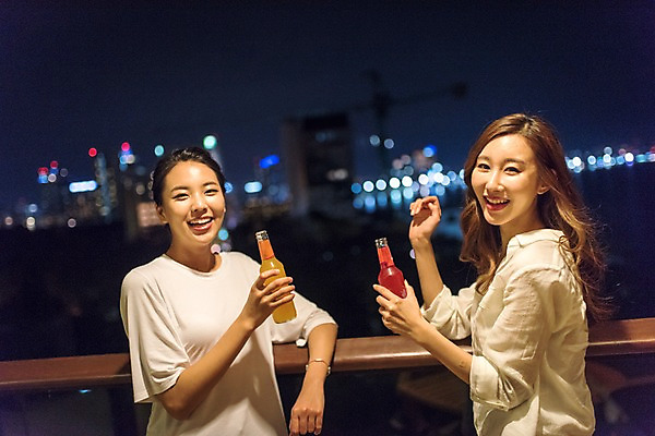 포토 JPG 여자 음료 해외여행 여행 파타야 태국 술병 휴가 주류 서기 미소 들기 상반신 20대 성인 야외 두명 앞모습 옆모습 아웃포커스 친구 기댐 우정 한국인 발코니 야간 성인여자만 국내포토 자연요소 해외 아시아 뷰포인트 관계 모션 병_용기 촬영기법 표정 사람 동양인 청년 여자만 성인만 파일형식