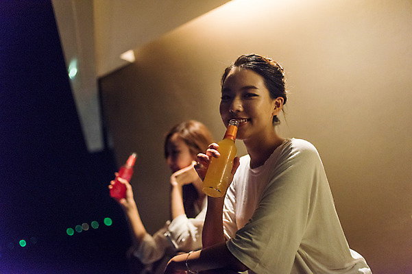 포토 JPG 응시 여자 음료 해외여행 여행 난간 파타야 태국 술병 휴가 주류 서기 미소 들기 상반신 20대 성인 야외 두명 옆모습 아웃포커스 친구 기댐 우정 한국인 발코니 야간 성인여자만 국내포토 자연요소 해외 시선 아시아 뷰포인트 관계 모션 병_용기 촬영기법 표정 사람 동양인 청년 여자만 성인만 파일형식