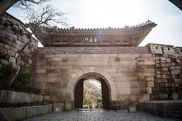 포토 JPG 주간 고건축 한국건축 서울 한국 풍경 사람없음 야외 봄풍경 성문 성곽길 북악산 창의문 국내포토 자연요소 건축물 건축 아시아 길 산 봄 성 파일형식
