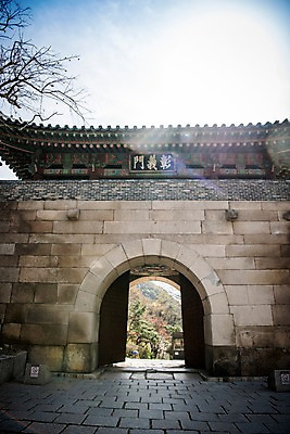 포토 JPG 주간 고건축 한국건축 서울 한국 풍경 사람없음 야외 햇빛 봄풍경 성문 성곽길 북악산 창의문 국내포토 자연요소 건축물 건축 아시아 길 산 태양 봄 성 파일형식