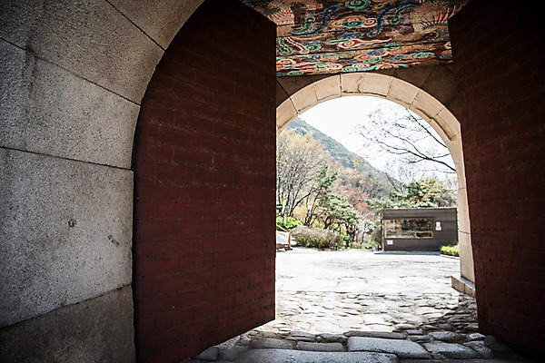 포토 JPG 주간 고건축 한국건축 서울 한국 풍경 사람없음 야외 봄풍경 성문 성곽길 북악산 창의문 국내포토 자연요소 건축물 건축 아시아 길 산 봄 성 파일형식