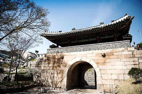 포토 JPG 주간 고건축 한국건축 서울 한국 풍경 사람없음 야외 봄풍경 성문 성곽길 북악산 창의문 국내포토 자연요소 건축물 건축 아시아 길 산 봄 성 파일형식