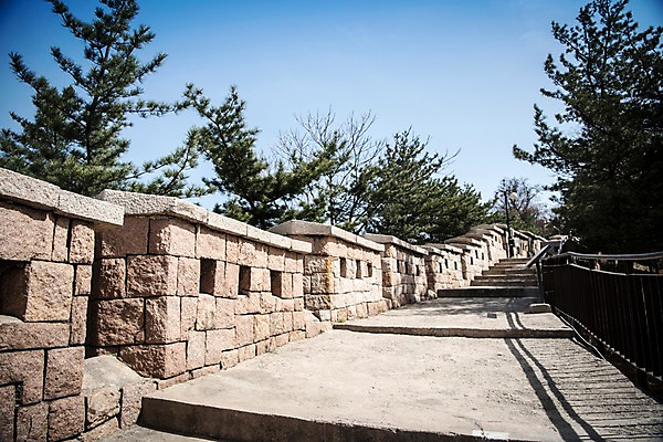 포토 JPG 주간 나무 고건축 한국건축 서울 한국 돌담 풍경 사람없음 야외 계단 봄풍경 산책로 소나무 성벽 성곽길 북악산 국내포토 자연요소 식물 건축물 건축 아시아 길 산 담장 봄 돌_바위 파일형식