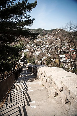 포토 JPG 주간 서울 한국 풍경 사람없음 야외 계단 마을 봄풍경 산책로 원근감 성곽길 북악산 국내포토 자연요소 아시아 길 뷰포인트 산 봄 파일형식