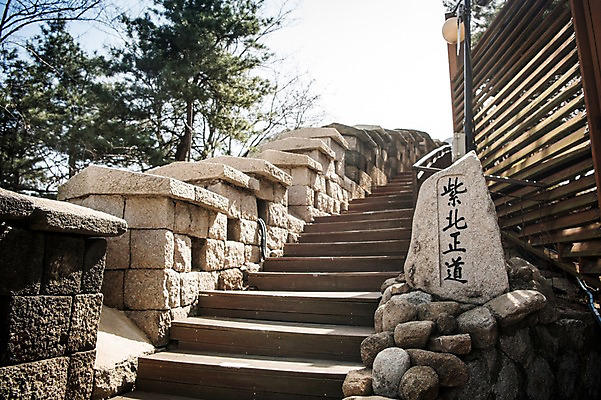 포토 JPG 주간 로우앵글 서울 한국 풍경 사람없음 야외 계단 봄풍경 산책로 원근감 성곽길 북악산 국내포토 자연요소 아시아 길 뷰포인트 산 봄 파일형식