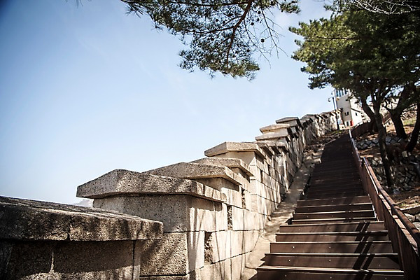 포토 JPG 주간 나무 로우앵글 서울 한국 풍경 사람없음 야외 계단 봄풍경 산책로 원근감 성곽길 북악산 국내포토 자연요소 식물 아시아 길 뷰포인트 산 봄 파일형식