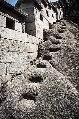 포토 JPG 주간 서울 한국 풍경 사람없음 야외 구멍 성벽 돌재질 성곽길 북악산 국내포토 자연요소 아시아 길 재질 산 돌_바위 파일형식