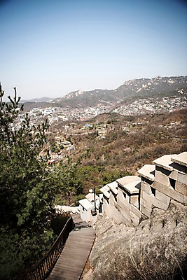 포토 JPG 주간 산 서울 한국 돌담 풍경 사람없음 야외 하이앵글 마을 봄풍경 성벽 성곽길 북악산 국내포토 자연요소 아시아 길 뷰포인트 담장 봄 돌_바위 파일형식