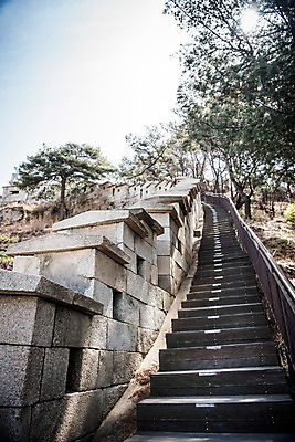 포토 JPG 주간 로우앵글 서울 한국 풍경 사람없음 야외 계단 봄풍경 산책로 원근감 성곽길 북악산 국내포토 자연요소 아시아 길 뷰포인트 산 봄 파일형식