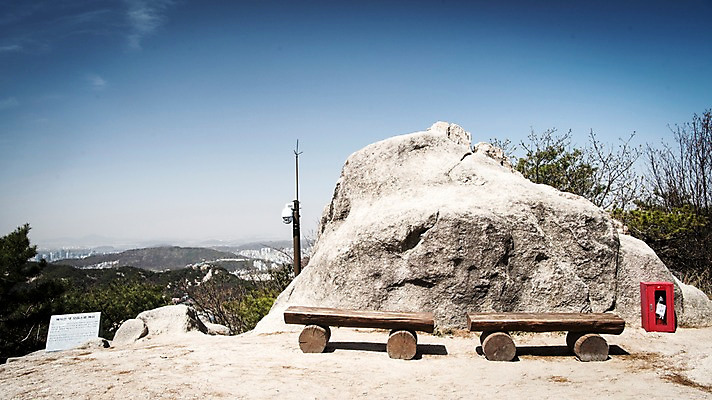 포토 JPG 주간 벤치 서울 한국 풍경 사람없음 야외 봄풍경 바위 산정상 성곽길 북악산 국내포토 자연요소 아시아 길 의자 산 봄 돌_바위 정상 파일형식