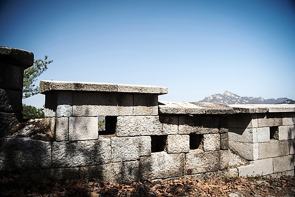 포토 JPG 주간 서울 한국 돌담 풍경 사람없음 야외 봄풍경 성벽 성곽길 북악산 국내포토 자연요소 아시아 길 산 담장 봄 돌_바위 파일형식