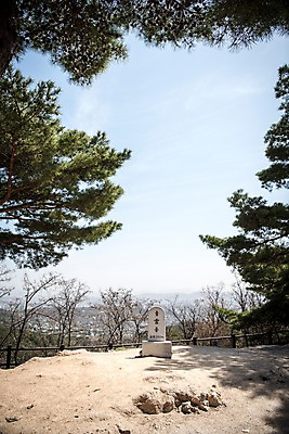 포토 JPG 주간 서울 한국 풍경 사람없음 야외 봄풍경 소나무 산정상 성곽길 북악산 정상석 국내포토 자연요소 나무 아시아 길 산 봄 정상 파일형식 표시석