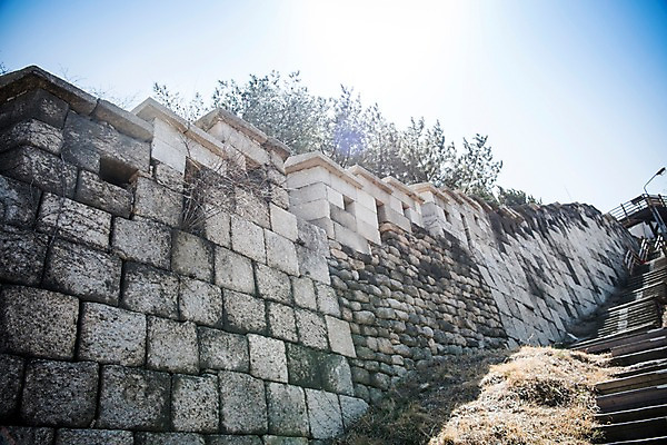 포토 JPG 주간 서울 한국 풍경 사람없음 야외 햇빛 계단 봄풍경 산책로 성벽 성곽길 북악산 국내포토 자연요소 아시아 길 산 태양 봄 파일형식