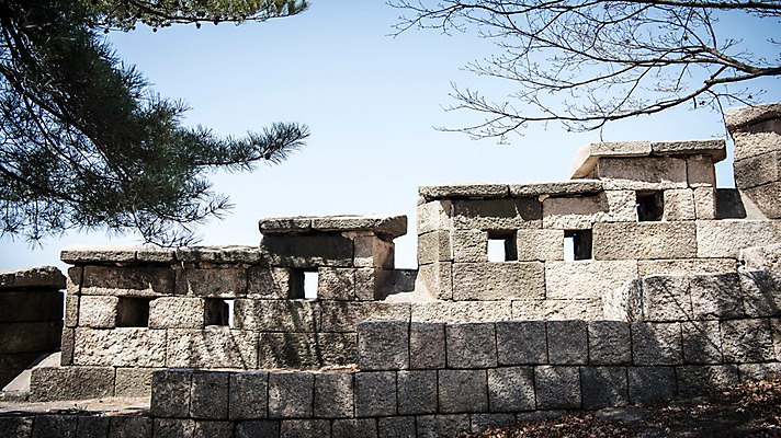 포토 JPG 주간 서울 한국 풍경 사람없음 야외 봄풍경 성벽 돌재질 성곽길 북악산 국내포토 자연요소 아시아 길 재질 산 봄 돌_바위 파일형식