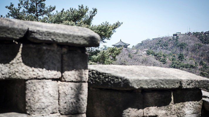 포토 JPG 주간 서울 한국 돌담 풍경 사람없음 야외 아웃포커스 봄풍경 성벽 성곽길 북악산 국내포토 자연요소 아시아 길 산 촬영기법 담장 봄 돌_바위 파일형식