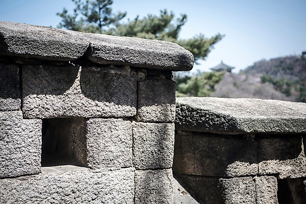 포토 JPG 주간 서울 한국 풍경 사람없음 야외 봄풍경 성벽 돌재질 성곽길 북악산 국내포토 자연요소 아시아 길 재질 산 봄 돌_바위 파일형식