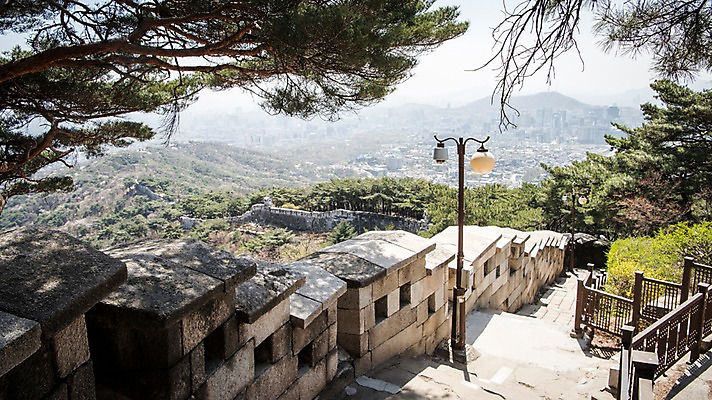 포토 JPG 주간 가로등 서울 한국 돌담 풍경 사람없음 야외 하이앵글 계단 봄풍경 소나무 성벽 성곽길 북악산 국내포토 자연요소 나무 공공시설 아시아 길 뷰포인트 산 담장 봄 돌_바위 파일형식