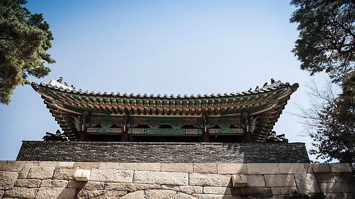 포토 JPG 주간 로우앵글 고건축 한국건축 서울 한국 풍경 사람없음 야외 봄풍경 성문 숙정문 성곽길 북악산 국내포토 자연요소 건축물 건축 아시아 길 뷰포인트 산 봄 성 파일형식
