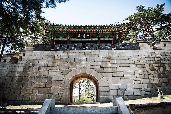 포토 JPG 주간 고건축 한국건축 서울 한국 풍경 사람없음 야외 봄풍경 소나무 성문 숙정문 성곽길 북악산 국내포토 자연요소 나무 건축물 건축 아시아 길 산 봄 성 파일형식