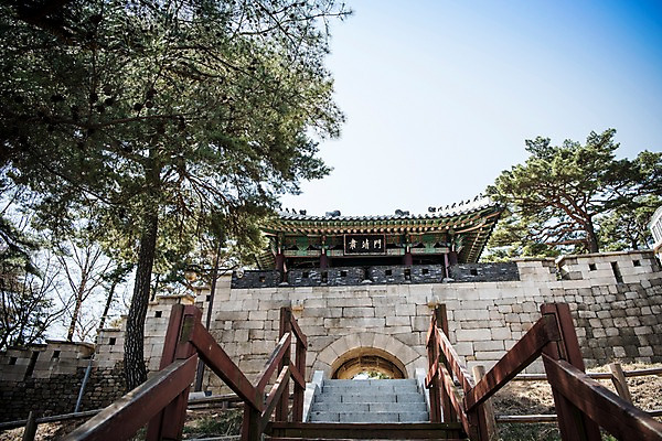 포토 JPG 주간 로우앵글 고건축 한국건축 서울 한국 풍경 사람없음 야외 계단 봄풍경 소나무 성문 숙정문 성곽길 북악산 국내포토 자연요소 나무 건축물 건축 아시아 길 뷰포인트 산 봄 성 파일형식