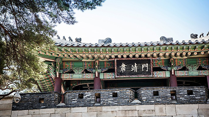 포토 JPG 주간 고건축 한국건축 서울 한국 풍경 사람없음 야외 봄풍경 소나무 성문 숙정문 성곽길 북악산 국내포토 자연요소 나무 건축물 건축 아시아 길 산 봄 성 파일형식