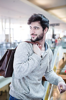 포토 JPG 서양인 응시 남자 실내 한명 서기 들기 상반신 20대 성인 옆모습 아웃포커스 쇼핑 쇼핑백 상점 신용카드 뒤돌아보기 쇼핑몰 턱수염 성인남자한명만 국내포토 외국인 1 시선 뷰포인트 가방 모션 수염 촬영기법 사람 청년 내부 금융 남자한명만 성인남자만 파일형식