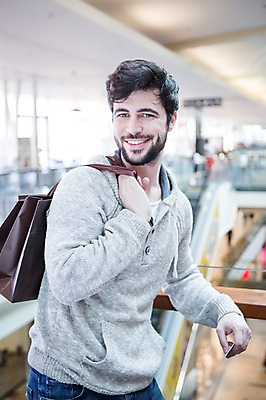 포토 JPG 서양인 남자 실내 한명 웃음 들기 상반신 20대 성인 앞모습 아웃포커스 쇼핑 쇼핑백 신용카드 턱수염 성인남자한명만 국내포토 외국인 1 뷰포인트 가방 모션 수염 촬영기법 표정 사람 청년 내부 금융 남자한명만 성인남자만 파일형식