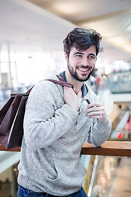 포토 JPG 서양인 응시 남자 실내 한명 웃음 상반신 20대 성인 앞모습 아웃포커스 쇼핑 쇼핑백 신용카드 턱수염 성인남자한명만 국내포토 외국인 1 시선 뷰포인트 가방 수염 촬영기법 표정 사람 청년 내부 금융 남자한명만 성인남자만 파일형식