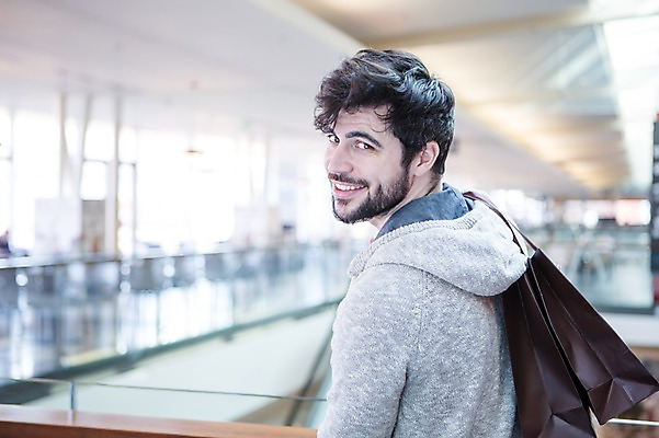 포토 JPG 서양인 남자 실내 한명 서기 웃음 들기 상반신 20대 성인 옆모습 아웃포커스 쇼핑 쇼핑백 상점 쇼핑몰 턱수염 성인남자한명만 국내포토 외국인 1 뷰포인트 가방 모션 수염 촬영기법 표정 사람 청년 내부 남자한명만 성인남자만 파일형식