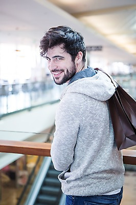 포토 JPG 서양인 응시 남자 실내 한명 서기 미소 들기 상반신 20대 성인 옆모습 아웃포커스 쇼핑 쇼핑백 상점 뒤돌아보기 쇼핑몰 턱수염 성인남자한명만 국내포토 외국인 1 시선 뷰포인트 가방 모션 수염 촬영기법 표정 사람 청년 내부 남자한명만 성인남자만 파일형식