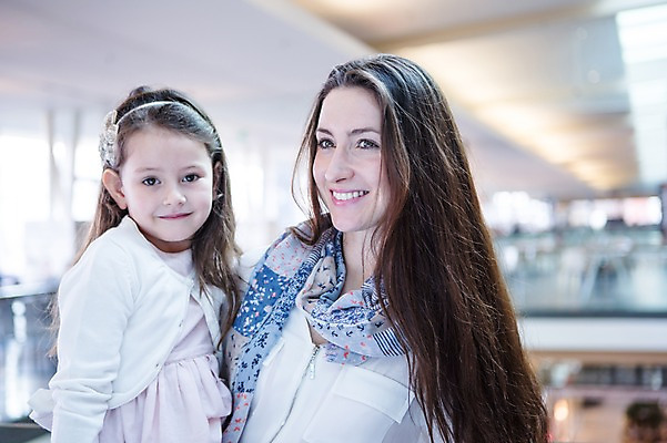 포토 JPG 서양인 여자 딸 어린이 가족 모녀 엄마 실내 서기 웃음 소녀 상반신 20대 성인 두명 앞모습 아웃포커스 쇼핑 상점 쇼핑몰 여자만 국내포토 외국인 뷰포인트 관계 모션 촬영기법 표정 사람 청년 내부 파일형식