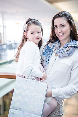 포토 JPG 서양인 여자 딸 어린이 가족 안기 모녀 엄마 실내 서기 웃음 들기 소녀 상반신 20대 성인 두명 앞모습 옆모습 아웃포커스 쇼핑 쇼핑백 상점 여자만 국내포토 외국인 뷰포인트 가방 관계 모션 촬영기법 표정 사람 청년 내부 파일형식