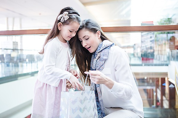 포토 JPG 서양인 여자 딸 어린이 가족 모녀 엄마 실내 서기 앉기 소녀 상반신 20대 성인 두명 옆모습 아웃포커스 쇼핑 쇼핑백 상점 쇼핑몰 여자만 국내포토 외국인 뷰포인트 가방 관계 모션 촬영기법 사람 청년 내부 파일형식