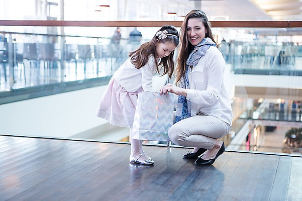 포토 JPG 전신 서양인 여자 딸 어린이 가족 모녀 엄마 실내 서기 웃음 앉기 소녀 20대 성인 두명 옆모습 아웃포커스 쇼핑 쇼핑백 상점 쇼핑몰 여자만 국내포토 외국인 뷰포인트 가방 관계 모션 촬영기법 표정 사람 청년 내부 파일형식