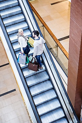 포토 JPG 전신 서양인 부부 커플 여자 남자 실내 서기 들기 20대 성인 두명 30대 쇼핑 하이앵글 쇼핑백 쇼핑몰 에스컬레이터 성인만 국내포토 외국인 뷰포인트 가방 관계 모션 사람 청년 내부 장년 파일형식