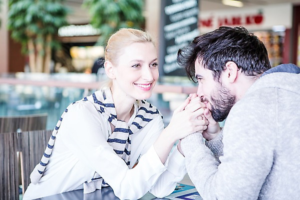 포토 JPG 서양인 부부 커플 여자 남자 탁자 실내 웃음 앉기 상반신 20대 성인 두명 옆모습 아웃포커스 30대 쇼핑 식당 손잡기 카페 쇼핑몰 성인만 국내포토 외국인 뷰포인트 가구 관계 모션 촬영기법 표정 사람 청년 내부 장년 상점 파일형식