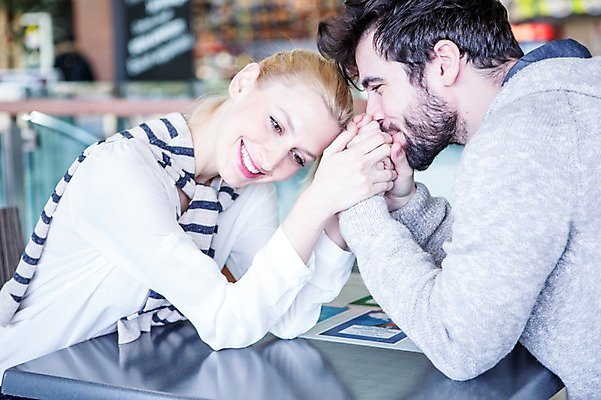 포토 JPG 서양인 부부 커플 여자 남자 탁자 실내 웃음 앉기 상반신 20대 성인 두명 옆모습 아웃포커스 30대 쇼핑 식당 손잡기 카페 쇼핑몰 성인만 국내포토 외국인 뷰포인트 가구 관계 모션 촬영기법 표정 사람 청년 내부 장년 상점 파일형식