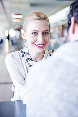 포토 JPG 서양인 부부 커플 여자 남자 탁자 실내 웃음 앉기 상반신 20대 성인 두명 앞모습 뒷모습 아웃포커스 30대 쇼핑 식당 카페 쇼핑몰 성인만 국내포토 외국인 뷰포인트 가구 관계 모션 촬영기법 표정 사람 청년 내부 장년 상점 파일형식