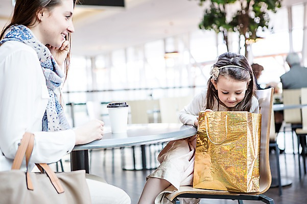 포토 JPG 서양인 여자 딸 커피 어린이 의자 가족 탁자 모녀 엄마 실내 웃음 앉기 소녀 여러명 상반신 20대 성인 옆모습 아웃포커스 쇼핑 쇼핑백 상점 쇼핑몰 여자만 국내포토 외국인 음료 뷰포인트 가구 다수 가방 관계 모션 촬영기법 표정 사람 청년 내부 파일형식