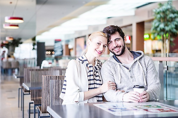 포토 JPG 서양인 부부 커플 여자 남자 커피 의자 탁자 실내 웃음 앉기 상반신 20대 성인 두명 앞모습 아웃포커스 30대 쇼핑 팔짱 식당 카페 쇼핑몰 성인만 국내포토 외국인 음료 뷰포인트 가구 관계 모션 촬영기법 표정 사람 청년 내부 장년 상점 파일형식