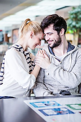 포토 JPG 서양인 부부 커플 여자 남자 커피 탁자 실내 웃음 앉기 상반신 20대 성인 두명 옆모습 아웃포커스 30대 쇼핑 식당 눈감음 카페 쇼핑몰 이마맞대기 성인만 국내포토 외국인 음료 뷰포인트 가구 관계 모션 촬영기법 표정 사람 청년 내부 장년 상점 얼굴맞대기 파일형식