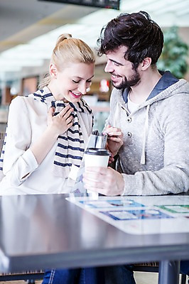 포토 JPG 서양인 부부 커플 여자 남자 커피 탁자 실내 웃음 앉기 상반신 20대 성인 두명 앞모습 아웃포커스 30대 쇼핑 쇼핑백 식당 카페 쇼핑몰 성인만 국내포토 외국인 음료 뷰포인트 가구 가방 관계 모션 촬영기법 표정 사람 청년 내부 장년 상점 파일형식